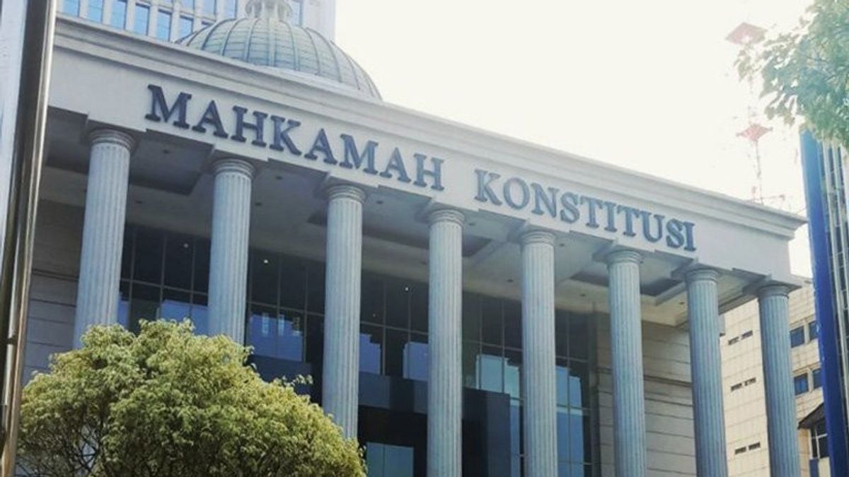 The Constitutional Court Affirms Alternative Requirements "Once A State Administrators" To Create Legal Uncertainty Contrary To The 1945 Constitution
