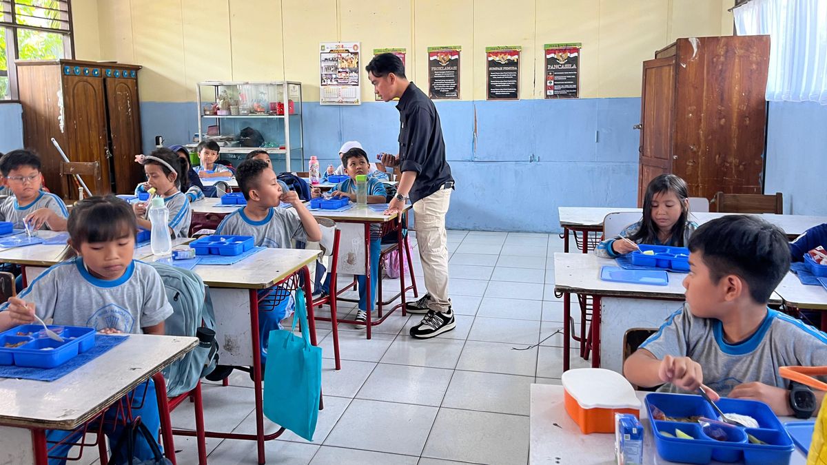 Arriving At SDN 04 Tangerang, Gibran Watches Directly Trial Free Nutrition Eating Program