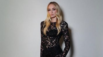 索菲·特纳(Sophie Turner)为女演员《哈利·波特》(Harry Potter)系列:远离社交媒体,呆在家里
