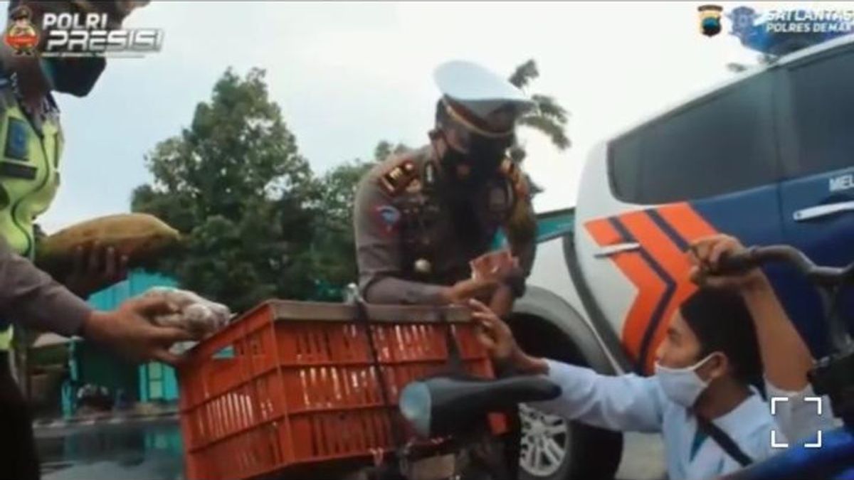 A Touching Moment For The Police To Buy Up Fruits From A Seller With Disabilities And Bought Him Bicycle