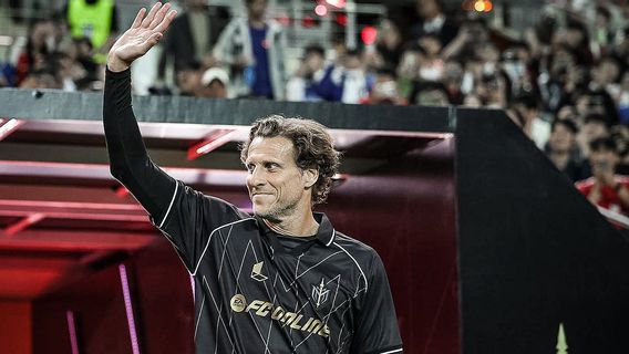 L’ancien attaquant de Manchester United, Diego Forlan, fait ses débuts au tennis professionnel