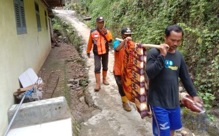 Pakai Tandu Darurat dari Sarung, Korban Tanah Longsor yang Sakit Stroke di Cilacap Dievakuasi ke Pengungsian