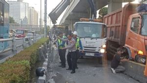 Sopir Ngantuk, Truk Sampah Tabrak Separator Busway di MT Haryono