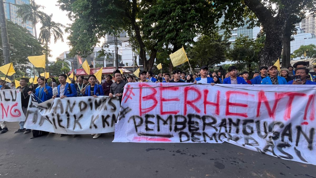 Ratusan Mahasiswa Bawa Bendera Kuning ke Patung Kuda, Sebut Jokowi Aktor Utama Nepotisme