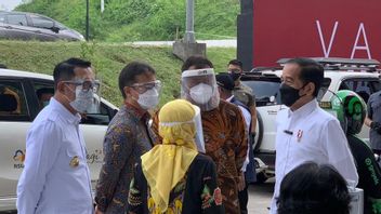 Jokowi Visite Le Centre De Vaccination Indonésien Organisé Par XL Axiata-RSUI à Depok, 1.000 Injections Sont Ciblées Par Jour