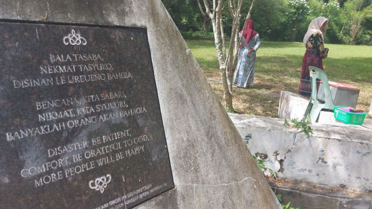 Mass Graves Of 2004 Tsunami Victims In Siron, Aceh Besar Crowded With Pilgrims