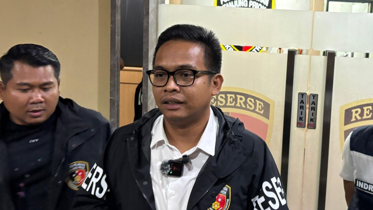 Thief who jumped on truck battery in Tanjung Priok Port arrested while in action