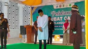 Tertangkap Main Judi, 2 Mahasiswa di Aceh Dihukum Cambuk