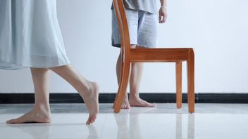Combien de marche sans chaussures à la maison? Découvrez la réponse du docteur