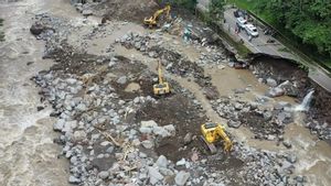 The Ministry Of PUPR Uses Heavy Equipment To Handle Flash Floods In West Sumatra