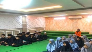 Santri MTs As'ad Jambi 接受培训,以写区域语言诗歌以保存当地文化