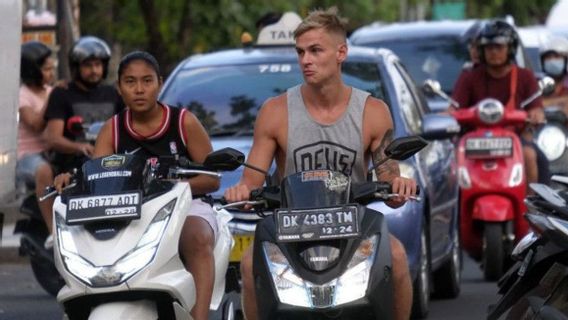 Viral Bule In Bali Riding A Red Plate Motorcycle, Apparently Borrowing To A Perbekel Children