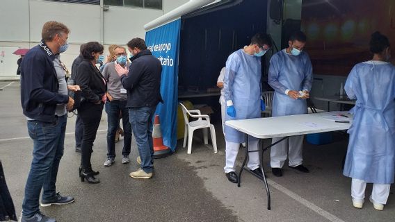 Spanyol Catat Rekor Infeksi Seiring Penyebaran Varian Omicron, Antrean Tes COVID-19 Gratis Mengular di Madrid