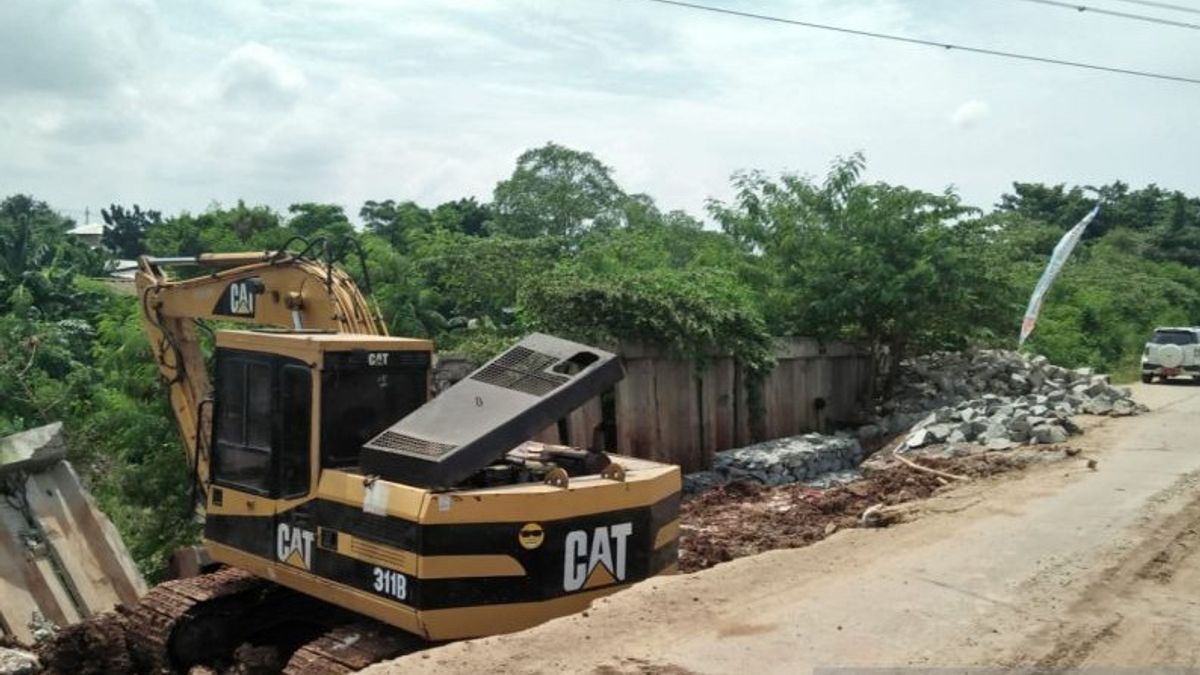 已经铺设在Cikarang Bekasi Laut路上仍然Amblas 25米，勿加泗摄政政府进行维修