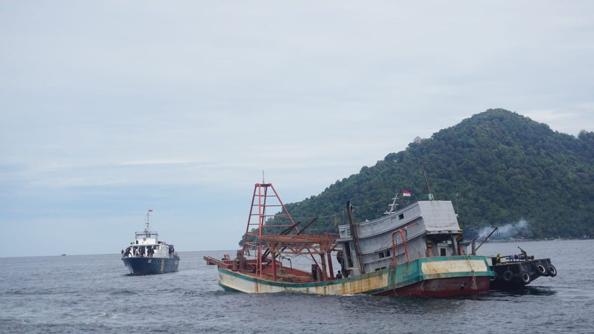 Lagi, Empat Kapal Asing Pencuri Ikan Ditenggelamkan Menteri Trenggono di Pontianak