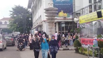 Ahead Of New Year's Eve, Residents Start Crowding Bandung Square Area, Civil Service Police Unit Standby Prevents Crowds