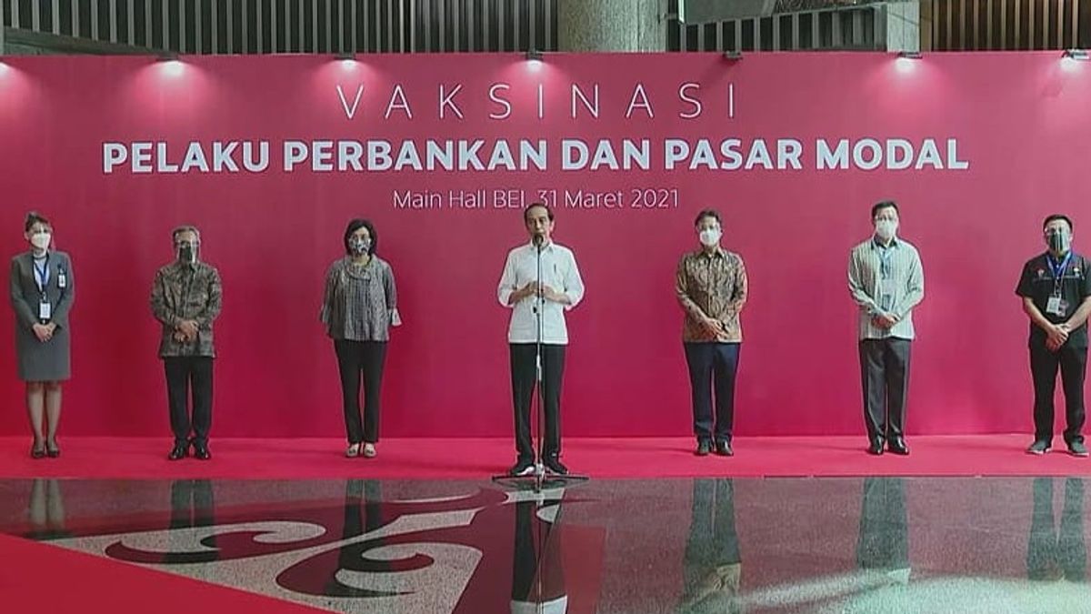 Sri Mulyani Dampingi Presiden Jokowi Tinjau Vaksinasi Sektor Jasa Keuangan