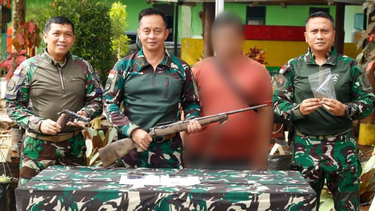 TNI, 인도네시아-파푸아 뉴기니 국경에서 2개의 총기와 6개의 탄약을 압수하다.