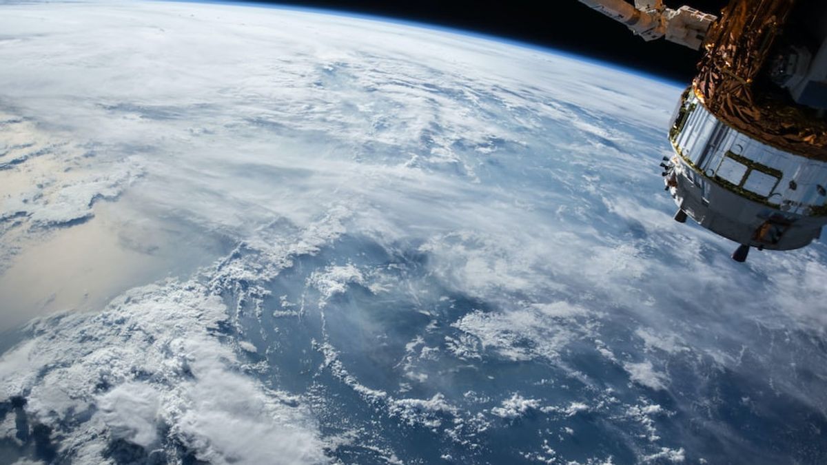 10 Fungsi Satelit Buatan Manusia yang Mengrobit di Luar Angkasa