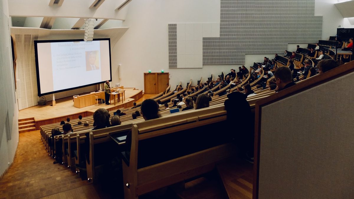 我们经常看到学生对讲师的抱怨模因， 现在我们正在深入审查讲师对他们的工作量的投诉