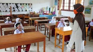 Anggaran Kemendikdasmen Dipangkas Rp8 T, DPR Minta Tunjangan Guru Tidak Dikurangi