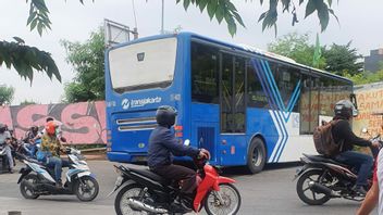 À Gauche Pour Faire Pipi, Le Bus Transjakarta Heurte Un Mur De Terre Vide à Ciledug