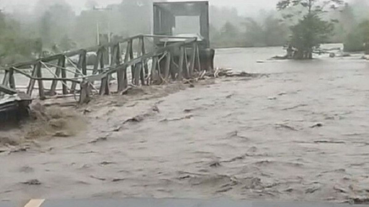 Impact Of Estrem Rain In Central Maluku, Crossed Island Trans Line To Damaged Bridge