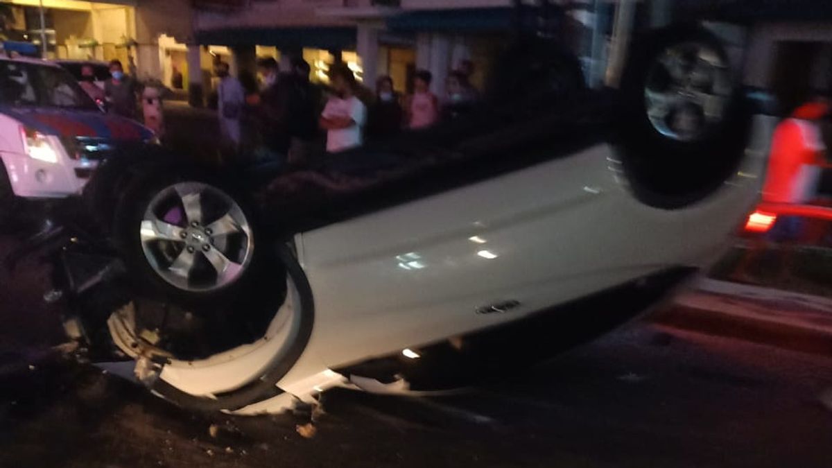 酔っ払って、女性のCR-Vライダーはクタの照明ライトにヒットし、車は転覆しました