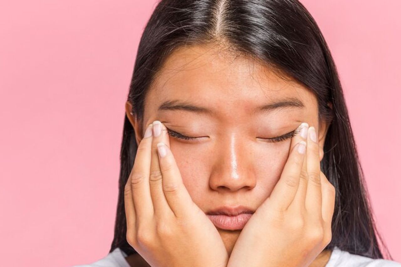 泣き叫ぶ後の腫れた目の長さとそれを克服する方法