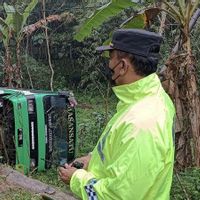 Bus Berpenumpang Puluhan Siswa Terperosok Saat akan Berwisata di Malang
