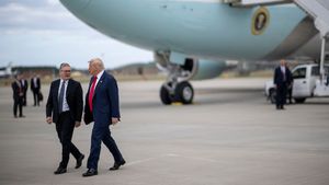 Usai Puji Raja Inggris, Trump 'Panas' Bahas Sikap Starmer Tolak Terlibat Perang Iran