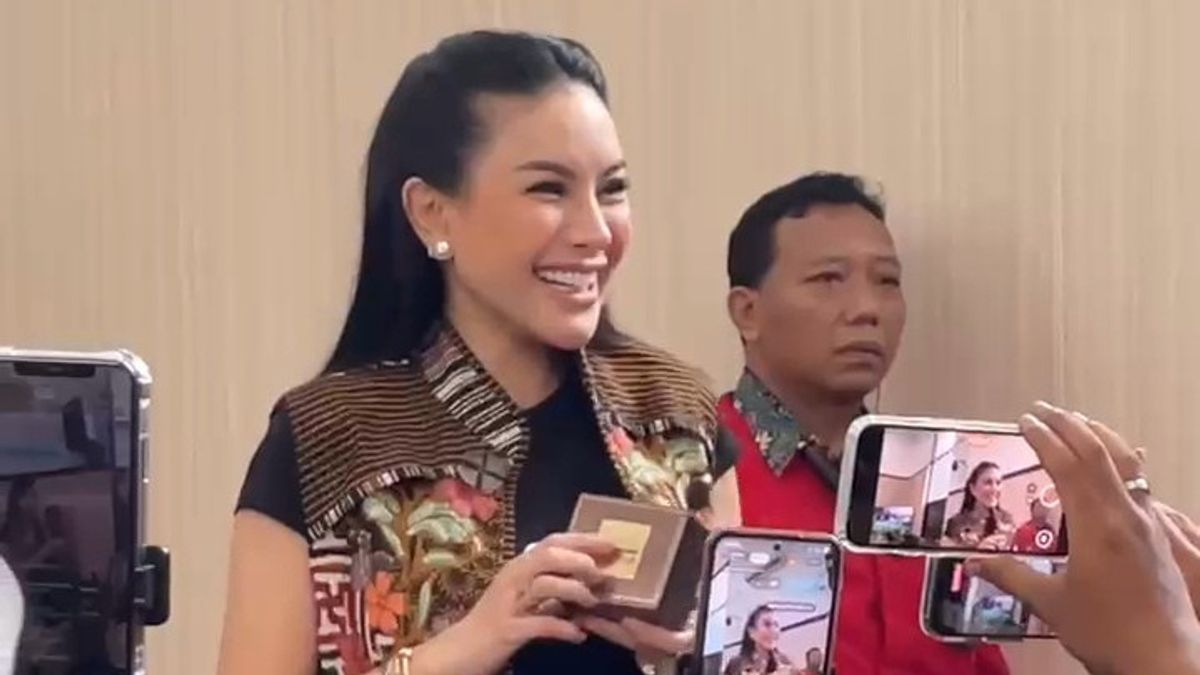 Peringati Hari Batik Nasional, Nikita Mirzani Pakai Batik karya Anne Avantie di Sidang
