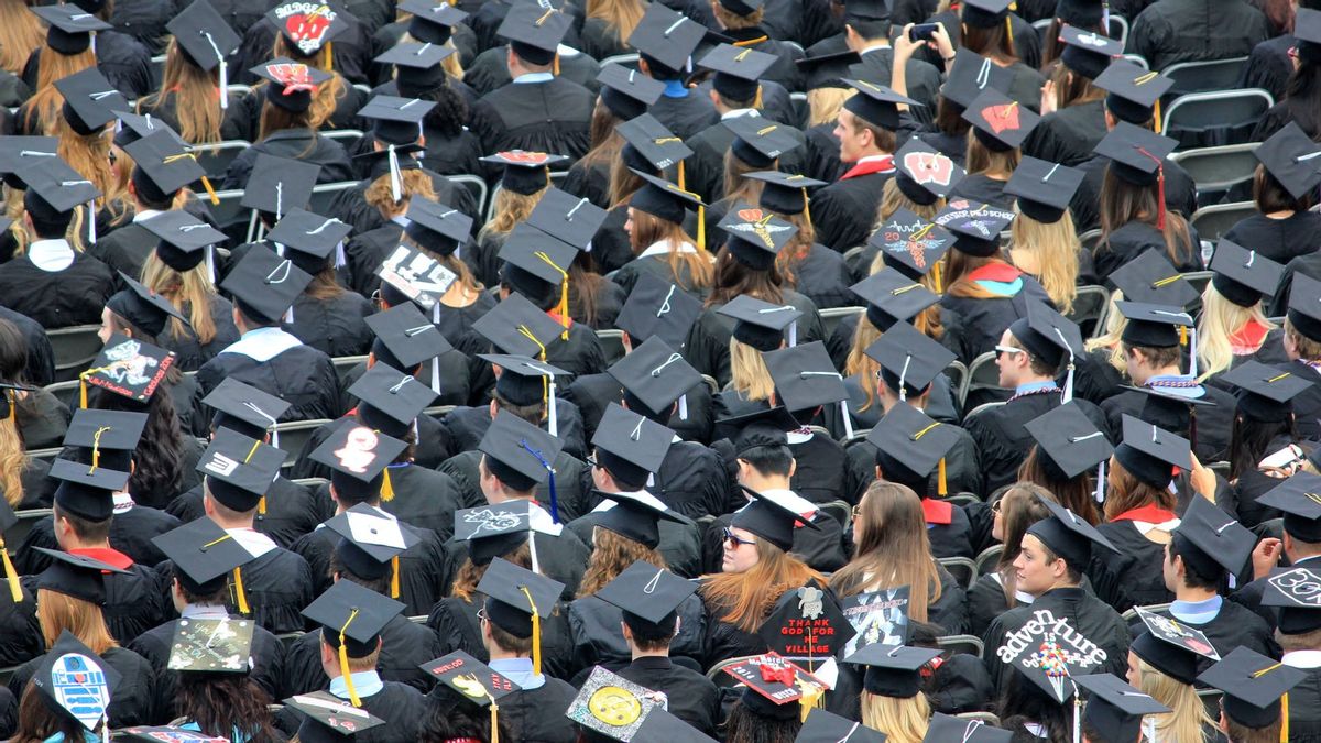 11 000 étudiants Obtiennent Leur Diplôme Sans Masque Et Gardent Leurs Distances : Comment Wuhan Peut-elle Revenir à La Normale Alors Que L’Indonésie Se Détériore ?