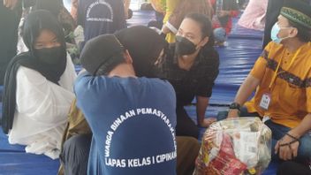 Isak Sobs Family WBP Breaks When Meeting Family Directly In Cipinang Prison