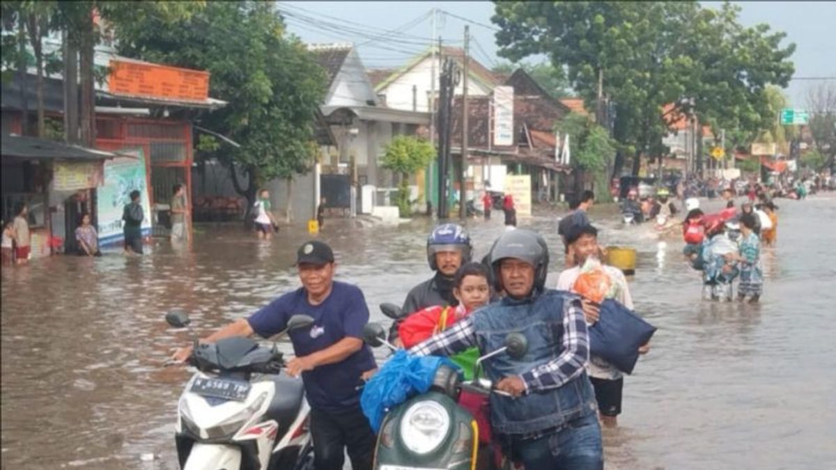 Terendam Banjir, Jalan Kraton Pasuruan Jawa Timur Lumpuh