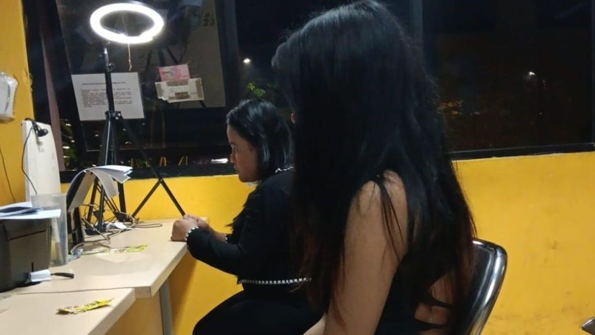 Two Prostitutes On Jalan Falatehan Blok M South Jakarta Netted By Satpol PP, Muncikari Escapes