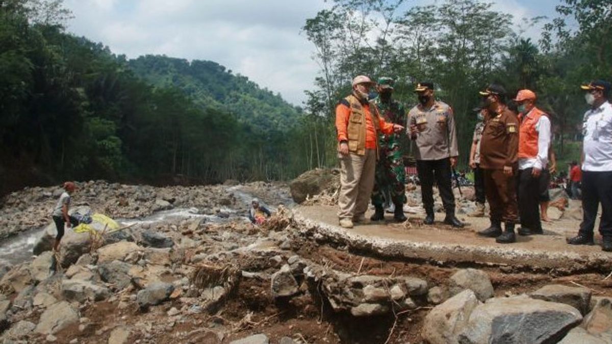 Bakal Bangun Jembatan Pengganti yang Hanyut, Plt Bupati Probolinggo Minta Penyebab Banjir Bandang Diselidiki 