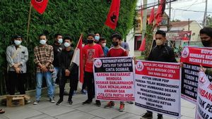 Demonstran Sambangi Kantor PDIP Sumut, Tuntut Bupati Humbahas Dosmar Dicopot karena Mobil Dinas Baru