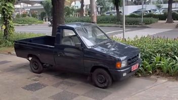 رئيس شرطة المرور في مدينة باندونغ يعتذر عن سيارة شرطة تحمل لوحة حمراء متوقفة على الرصيف