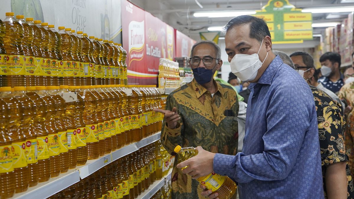 企业集团Bachrun Karim的热带食用油在贸易部长Lutfi访问TipTop Rawamangun时排在他面前