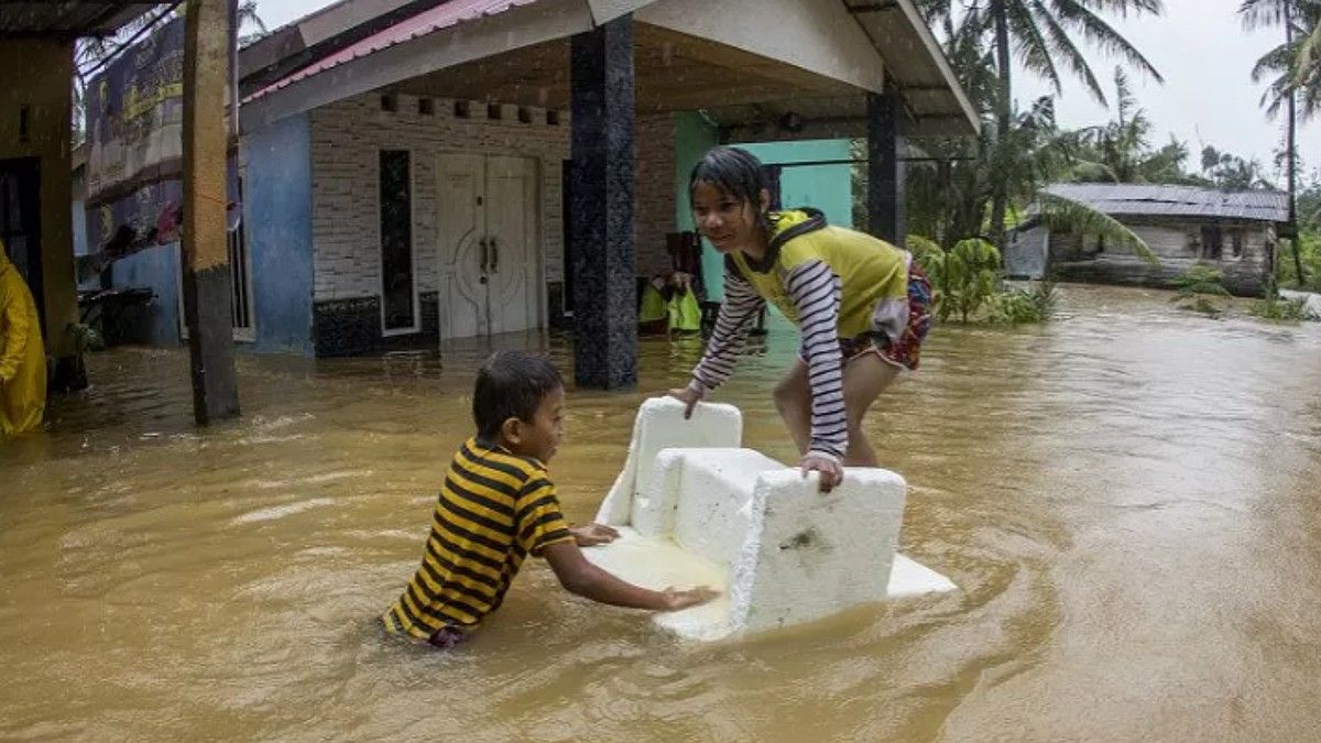 大雨伴有潮汐海水，洪水袭击巴淡岛，市政府降低重型设备