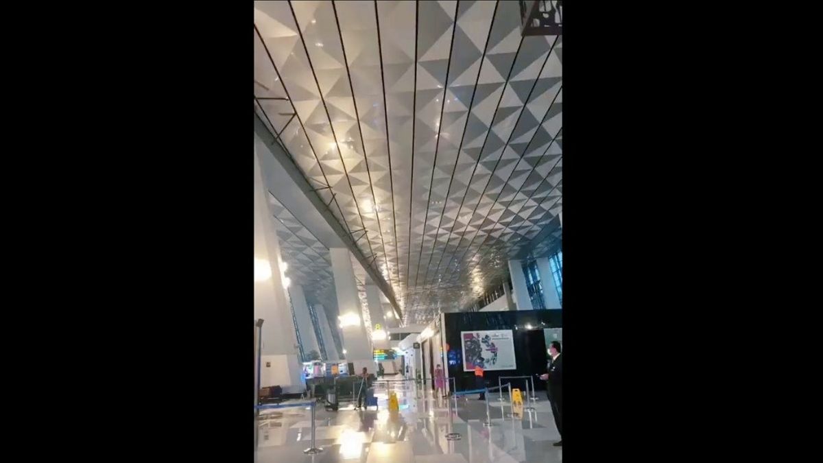 Heboh Video Viral ‘Air Terjun’ di Terminal 3 Bandara Soekarno-Hatta, Angkasa Pura II: Perbaikan Atap 1 Jam Beres