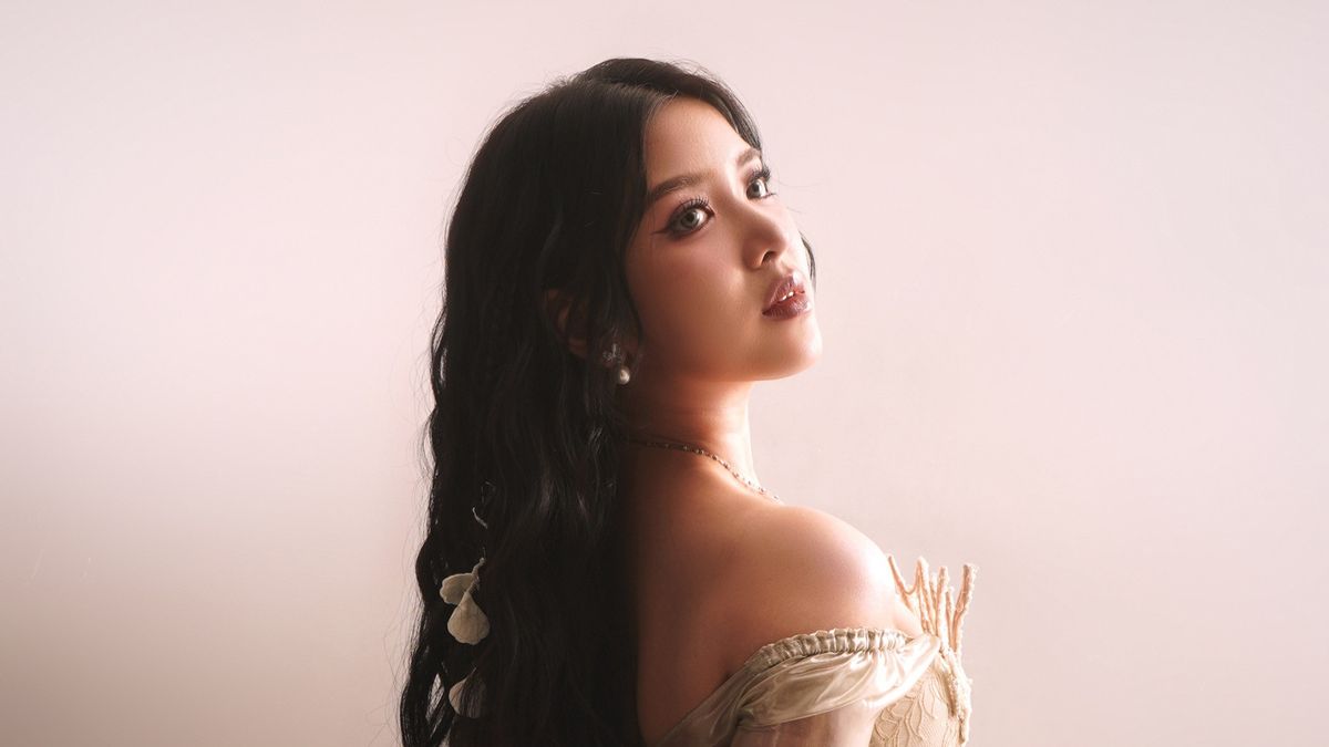 疲惫不堪的完美追捧,Tiara Andini在歌曲歌词中散布感情