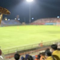 Fans Klub Thailand Pamer Makan Belatung Saat Jeda Pertandingan, Netizen Bandingkan Dengan Hot Dog di Markas Arsenal