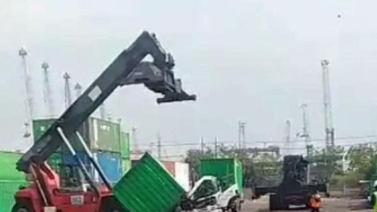 Operator Truk Tewas Tertimpa Kontainer di BJTI Surabaya