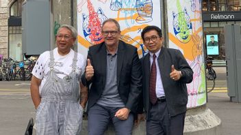 جعل فخور، والفنانين الإندونيسية قادرة على تزيين ساحة مدينة بازل مع لوحاته لايف