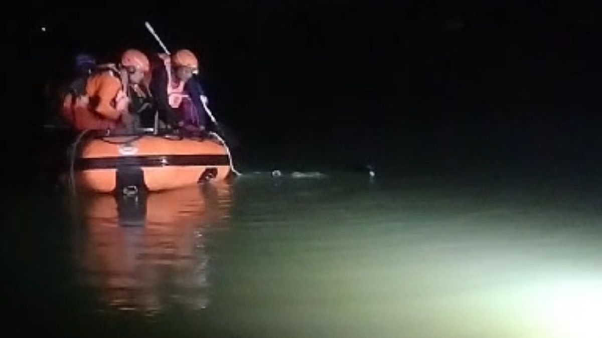 Search For Drowning Boy In Cisoka Sand Galian Involves DKI Jakarta Basarnas