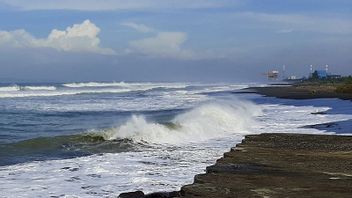 提醒游客注意爪哇岛南海岸的高浪