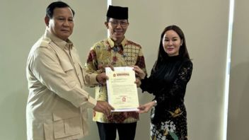 Prabowo Submits A Letter Of Recommendation To The Amsakar-Li Couple Claudia Maju Pilwalkot Batam