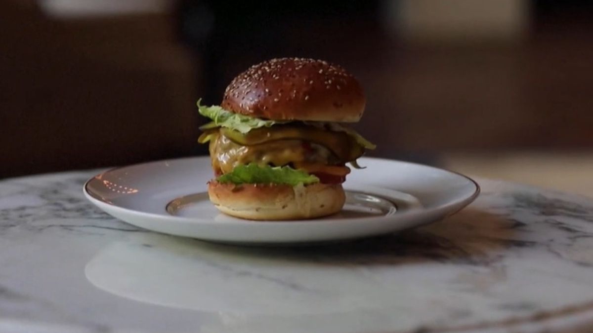 当米其林餐厅厨师制作的独家汉堡由阿姆斯特丹居民出售时